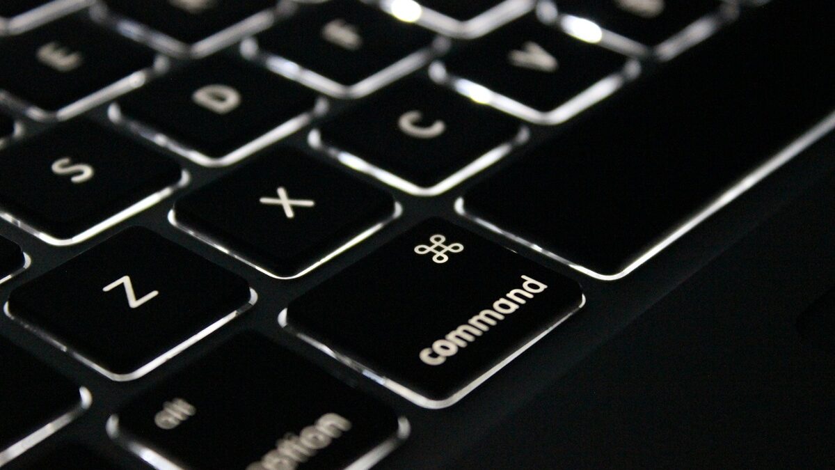tecla del teclado de la computadora de comando con luz
