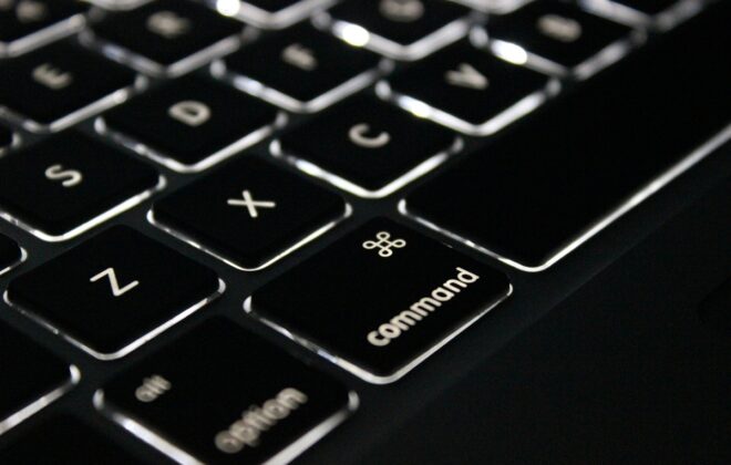 tecla del teclado de la computadora de comando con luz