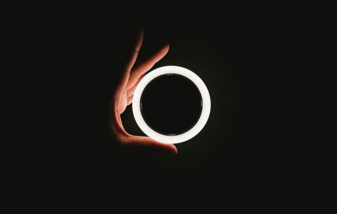 persona sosteniendo un anillo de luz blanco