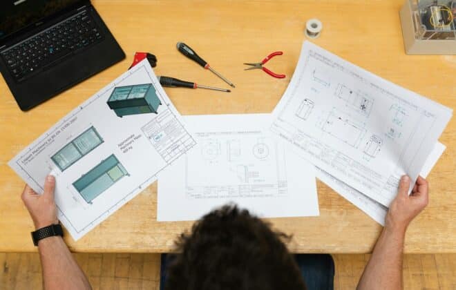 Planos e instrucciones de montaje sobre una mesa